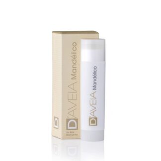 D-Aveia Mandélico Stick Labial 5gr, stick labial com Ácido Mandélico a 5%, extraído da amêndoa, que permite eliminar a descamação dos lábios e exercer uma marcada ação hidratante.