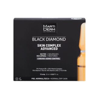 Martiderm Black Diamod Skin Complex Advanced 30 Ampolas Martiderm Black Diamod Skin Complex Advanced é a versão renovada de Skin Complex+. Trata-se da fórmula mais completa de ampolas rejuvenescedoras para tratar o cronoenvelhecimento e/ou a pele desvitalizada. A sua fórmula combina, entre outros, 5% de Proteum 89+ e 25% de Vitamin Complex. Especialmente indicada para peles desidratadas, apagadas, com sinais de flacidez e linhas de expressão. Fornece hidratação, nutrição e luminosidade para um aspeto rejuvenescido. Principais Ativos do Black Diamond Ampolas Proteum 89+ O que são? O Proteum 89+ é o proteoglicano de 3ª geração exclusivo da MartiDerm. Graças ao seu menor tamanho e maior poder de penetração comparando com os proteoglicanos convencionais, favorece a produção de proteoglicanos endógenos, como a Decorina (proteoglicano mais abundante da pele, que intervém tanto na formação de colagénio como na organização e função do tecido conectivo da pele) e o Versicano (proteoglicano presente no estrato basal da epiderme e associado às fibras elásticas da derme que favorecem a retenção de água e a organização da matriz extracelular). O que isso faz pela sua pele? Graças ao seu efeito antirrugas e hidratante, o Proteum 89+ devolve à pele a firmeza e elasticidade perdidas na passagem do tempo. Vitamina C-Tech O que são? É uma combinação sinérgica de vitamina C (ácido L-ascórbico) e um derivado estabilizado (glucósido de ascorbilo) de muito boa tolerância cutânea. Esta combinação permite formular a concentrações mais elevadas sem perder as propriedades da vitamina C (antioxidante, iluminadora, uniformizadora do tom e pró-colagénio). O glucósido de ascorbilo, em contacto com a pele, transforma-se na sua forma pura. O que isso faz pela sua pele? Tal como com a vitamina C pura, a vitamina C-Tech atua em 3 processos principais: Síntese de colagénio: participa na formação de colagénio e estabiliza a sua estrutura. Antioxidante: a vitamina C é um poderoso antioxidante que pode neutralizar os radicais livres ou agentes oxidantes, como os que se encontram nos contaminantes ambientais ou os gerados após a exposição à radiação ultravioleta. Efeito despigmentante e iluminador: a vitamina C e os seus derivados diminuem a síntese de melanina porque, tendo propriedades antioxidantes, protegem as células da epiderme dos efeitos dos radicais livres e, consequentemente, a estimulação dos melanócitos. Complexo vitamínico ou Vitamin Complex O que são? É um conjunto completo de vitaminas (A, B5, C, D-like, E e F) contidas num mesmo produto. O que isso faz pela sua pele? O complexo vitamínico, ou Vitamin Complex, proporciona à pele poder antioxidante, nutritivo, reparador e regenerador. Vitamina A liposomada O que são? A vitamina A (ou retinol) é conhecida pela sua ação regeneradora e anti-idade, dado que estimula a produção natural de colagénio e ácido hialurónico. O que quer dizer que está lipossomada? Significa que está protegida por uma camada dupla (similar à das membranas celulares), que a torna mais estável ao nível da fórmula e mais disponível para a nossa pele, pela sua semelhança com as células. O que isso faz pela sua pele? O retinol ou vitamina A é um composto pequeno e lipossolúvel com duas funções principais: antioxidante e renovador celular. Além disso, pelas suas propriedades renovadoras, melhora a pigmentação da pele unificando o tom cutâneo e reduzindo as células mortas para uma pele mais suave, lisa, luminosa e com aspeto rejuvenescido. Numa dose baixa, predomina a sua função antioxidante, limitando os efeitos nocivos das radiações solares ou a contaminação. Em doses médias ou elevadas, é um potenciador da renovação celular e estimula a síntese própria do colagénio. Vitamina E (Tocoferol) O que são? A vitamina E, conhecida também como tocoferol, é uma vitamina lipossolúvel com função antioxidante e reparadora para a pele. O que isso faz pela sua pele? A vitamina E ajuda a prevenir e minimizar os danos causados na pele por agentes externos, dado que reduz a quantidade de espécies reativas de oxigénio (ROS) ou radicais livres e os danos de lípidos de membrana. Também lhe são atribuídas propriedades calmantes e reparadoras. Fortifica as células da pele e é utilizada em cosmética para combater o envelhecimento e para obter uma pele fresca e radiante. Vitamina F O que são? A vitamina F é uma mistura de ácidos gordos polinsaturados (Ómega-3 e Ómega-6) esterificados. O que isso faz pela sua pele? Esta combinação fornece os ácidos gordos essenciais Ómega‐6 e Ómega‐3 necessários para regular o estado de hidratação e elasticidade da pele. Contribui para a manutenção da película lipídica cutânea. Modo de aplicação o Black Diamond Ampolas  O efeito sinérgico entre Proteum 89+ & Vitamin Complex multiplica x 2 a absorção de vitamina C em relação a formulações com proteoglicanos convencionais. Efeito long-lasting: vai libertando os ativos de forma inteligente para induzir a síntese de vitamina C e proteoglicanos próprios. Ilumina a pele desde o primeiro momento e durante todo o dia. Retarda a oxidação da vitamina C e, graças à sua textura enriquecida, deixa a pele suave e sedosa. 1- Agitar suavemente a ampola. 2- Abrir a ampola com o easy open seguindo as instruções da caixa. 3- Aplicar meia ampola sobre o rosto, o pescoço e a zona do decote. 4- Massajar até à sua total absorção. 5- Colocar a ampola na base e tapá-la com a tampa até à próxima utilização. Consumir nas 24 horas seguintes. Estudos clínicos do Black Diamond Ampolas 96% - Restaura os níveis de colágeno.* 94% - Aumento da expressão de elastina.* 24% - Aumento da hidratação imediata.** 36% - Aumento da expressão de elastina.** DERMATOLOGICAMENTE TESTADO *Estudo pré-clínico em explantes de pele envelhecidos com hidrocortisona, tratados durante uma semana com SKIN COMPLEX ADVANCED num centro independente. Determinou-se o seu grande efeito anti-idade porque restaura os níveis de colagénio em cerca de 96% e os de elastina em cerca de 94% relativamente à pele jovem. **Estudo clínico realizado sob controlo dermatológico em 32 mulheres com idades entre 50 e 60 anos, num centro independente. Após 28 dias de aplicação, duas vezes por dia (manhã e noite) determinou-se de forma objetiva: a diminuição de rugas através da tecnologia Primos-CR®, o aumento da hidratação através de Corneometer® CM e a melhoria da firmeza com o Cutometer® MPA580. Além disso, as painelistas avaliaram de forma subjetiva a eficácia.