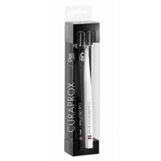 Curaprox Black is White Escova Dentes Branca + Preta escovas de dentes, de cor preta e branca, ideal para a higiene oral diária.
